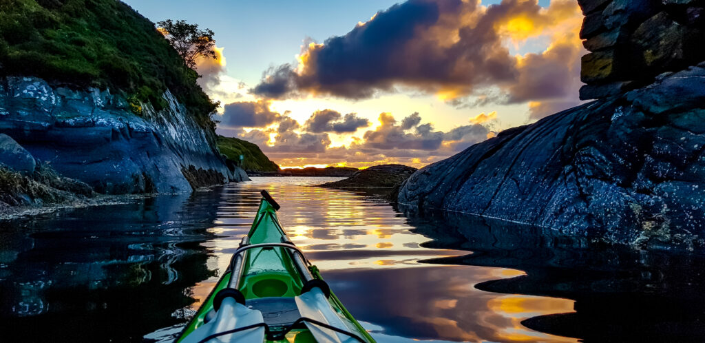 Solnedgang i kajakken på Harøya utenfor Ålesund